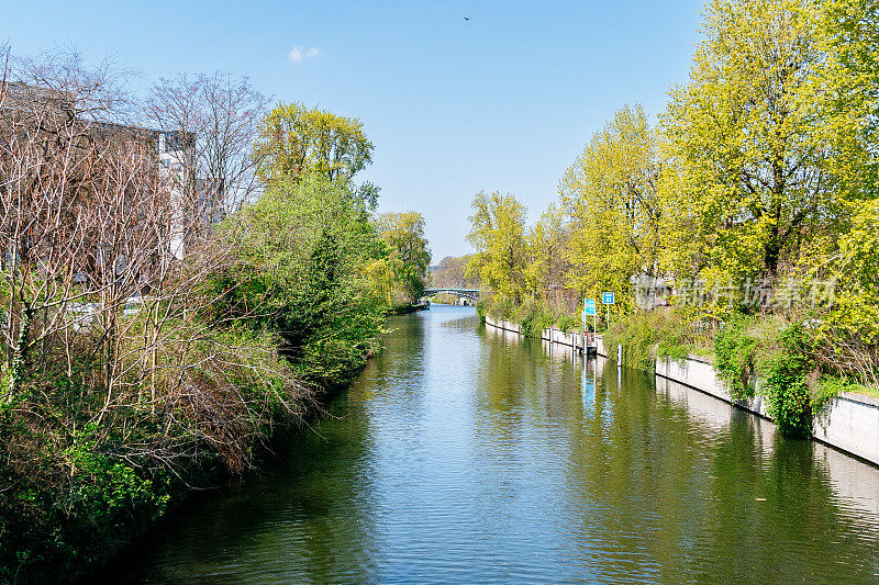 Berlin, view of the Spree River from the Herkulesbrücke Bridge.